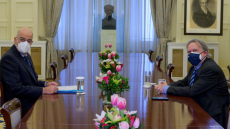 Ο Νίκος Δένδιας ενημερώνει τους εκπροσώπους των κομμάτων για ζητήματα εξωτερικής πολιτικής