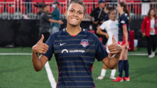 Η κόρη του Ρόντμαν, η πιο ακριβοπληρωμένη παίκτρια ποδοσφαίρου στις ΗΠΑ