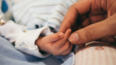 Θεσσαλονίκη: Καταδικάστηκε παιδοχειρουργός για τον ακρωτηριασμό δύο δαχτύλων σε βρέφος