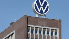 Εισβολή στην Ουκρανία: Η VW τα κλείνει ολα...