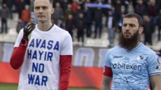  Τούρκος ποδοσφαιριστής που είχε στον γάμο του το λάβαρο του ISIS αρνήθηκε να φορέσει μπλούζα που έγραφε «Όχι στον πόλεμο» 