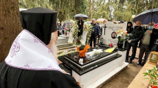 Δολοφονία Άλκη: Τελέστηκε το μνημόσυνο του 19χρονου - Το μήνυμα των γονιών του πάνω στο μνήμα