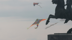 Θεσσαλονίκη: «Ξεχύθηκαν» σε λόφους, δάση και πλατείες για να πετάξουν χαρταετό - Δείτε φωτογραφίες