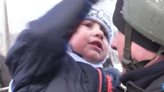 Πόλεμος στην Ουκρανία: Πιτσιρικάς σπαράζει στον αποχωρισμό με τον πατέρα του - Δείτε βίντεο