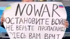 Μαρίνα Οβσιανίκοβα: H Ρωσίδα που είπε «όχι» στον πόλεμο του Πούτιν έγινε πρωτοσέλιδο στη «Liberation»