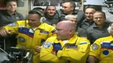 Πόλεμος στην Ουκρανία: Ψέμα ότι οι Ρώσοι κοσμοναύτες ντύθηκαν στα χρώματα της ουκρανικής σημαίας, λέει η Μόσχα