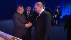 Οι... αμήχανες χειραψίες του Πούτιν: Όταν κανείς δεν θέλει να του σφίξει το χέρι