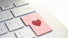 «Love scamming»: Η νέα απάτη που... χτυπά γυναίκες