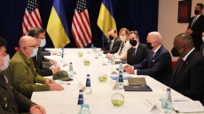 Ρωσική εισβολή - Βαρσοβία: Συνάντηση Μπάιντεν με τους Ουκρανούς υπουργούς Εξωτερικών και Άμυνας