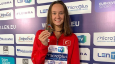 Τουρκάλα κολυμβήτρια πάτησε σε ένδειξη διαμαρτυρίας την σημαία της Ρωσίας 