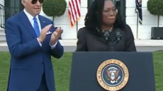 ΗΠΑ: Η στιγμή που η πρώτη μαύρη Ανώτατη Δικαστής της Αμερικής μιλά για τον ρατσισμό και τη χειροκροτά ο Μπάιντεν