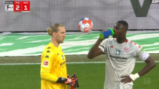  Διακόπηκε παιχνίδι στη Bundesliga για να πιεί νερό ποδοσφαιριστής που τηρούσε το Ραμαζάνι - Δείτε βίντεο 