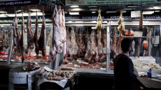 Πόσο κοστίζει φέτος το πασχαλινό τραπέζι: Ένα ευρώ πάνω αρνιά και κατσίκια στη Βαρβάκειο, οπωροκηπευτικά στις ίδιες τιμές με πέρυσι 