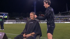  Αυστραλή ποδοσφαιρίστρια ξύρισε το κεφάλι της αφού συγκέντρωσε χρήματα για έρευνα για τον καρκίνο - Δείτε βίντεο 