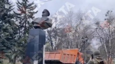 Πόλεμος στην Ουκρανία: Ακροδεξιοί «ξήλωσαν» το άγαλμα του Στρατάρχη Ζούκοφ στο Χάρκοβο και το πέταξαν στα σκουπίδια