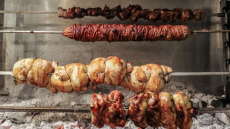 Η Ένωση Άθεων διοργανώνει «Φανερό Δείπνο» κρεατοφαγίας την Μεγάλη Παρασκευή