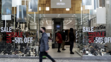 Ανοικτά σήμερα τα καταστήματα στο πλαίσιο των ενδιάμεσων εκπτώσεων