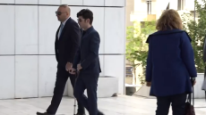 O Μένιος Φουρθιώτης στα δικαστήρια με πατερίτσα