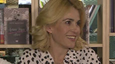 Τζένη Μπότση: «Δεν είχα ονειρευτεί ποτέ να φορέσω το άσπρο νυφικό, η μαμά μου έχει κάνει πολύ καλή δουλειά»