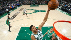 Μπακς - Σέλτικς: «Αφιονισμένος» Αντετοκούνμπο με 17 πόντους στην 1η περίοδο 