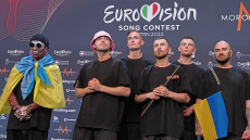 Eurovision: Οι Kalush Orchestra βγάζουν το τρόπαιο σε δημοπρασία
