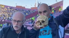 Ρασίνγκ: Οπαδός της πήγε στο γήπεδο με το κρανίο του παππού του 