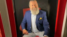 Άγριες Μέλισσες - Κωστής Σαββιδάκης: «Στα γλυκά έχω μεγάλη αδυναμία αλλά έχω περισσότερη στο σεξ, συγχώρα με Θεέ μου»