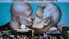 Μουρίνιο - Γκουαρδιόλα: Φιλιούνται στο στόμα σε γκράφιτι στη Βαρκελώνη 