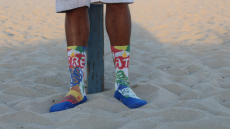 Αυστραλία: Νεαρή «δίκασε» τον φίλο της στο TikTok, γιατί έσκασε μύτη στην παραλία με... κάλτσες - Δείτε βίντεο