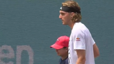 Τσιτσιπάς: Παρηγόρησε ball girl που χτύπησε ο αντίπαλός του 