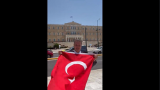 Τούρκος πολιτικός: «Άνοιξα την τουρκική σημαία στο Σύνταγμα, αλλά με κυνήγησαν»