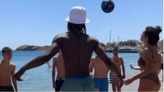 Βίντεο: Ο Καμαβινγκά της Ρεάλ έπαιξε μπάλα με παρέα παιδιών σε παραλία της Μυκόνου