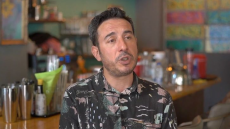 Ένκε Φεζολλάρι: «Ήμουν ο γιος της καθαρίστριας που πραγματοποιεί το δικό του American Dream στα Βαλκάνια»