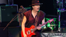 Κάρλος Σαντάνα: Λίγες ημέρες αφού κατέρρευσε πάνω στη σκηνή, αναβάλλει την περιοδεία του