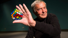Σε έναν κόσμο που όλα είναι «λάθος», λύση δίνει ο εφευρέτης του κύβου του Ρούμπικ!