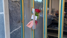 Περιστέρι: Φίλοι αποχαιρετούν με λουλούδια και ένα συγκινητικό σημείωμα την 17χρονη που βρέθηκε νεκρή