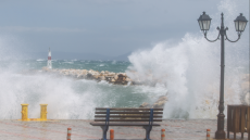 Καιρός: Ακυρώνονται δρομολόγια πλοίων από Πειραιά και Ραφήνα - Άνεμοι έως και οκτώ μποφόρ