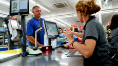 Ακρίβεια - Έρευνα της ΓΣΕΕ: 7 στους 10 έχουν κόψει αρκετά είδη διατροφής 