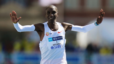 O Κενυάτης Κιπτσόγκε έκανε νέο παγκόσμιο ρεκόρ στον Μαραθώνιο