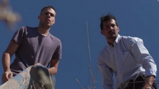 Άγρια Γη: Ο Στέφανος βοηθάει τον Αλέξη να ξεφορτωθεί το πτώμα του πελάτη του