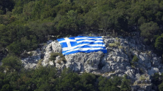 28η Οκτωβρίου: Ελληνική σημαία τοποθετήθηκε σε βράχο του Ταϋγέτου - Δείτε φωτογραφίες