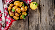 Vegan: Πώς να φτιάξετε snack με τραγανές πατάτες και σάλτσα nacho