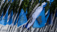 Καταγγελία για διευθυντή σχολείου: Ζήτησε 50 ευρώ από μετανάστες γονείς για το στεφάνι που θα κατέθετε το παιδί τους