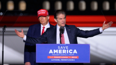 Ο Τραμπ διαψεύδει πως ήταν «έξαλλος» για την ήττα του Δρ.Οζ και πως έριξε το... φταίξιμο στη Μελάνια