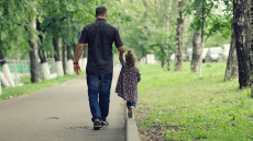 Άδειες μονογονεϊκών οικογενειών - Διευκρινίσεις για τους δικαιούχους από το υπουργείο Εργασίας