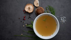 Κάνουμε τον ζωμό του εμπορίου σαν σπιτικό με το απλό αυτό κόλπο