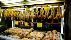 Εορταστικό τραπέζι: Πού κινούνται οι τιμές για κρέας, γαλοπούλα