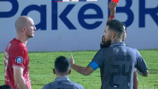 Ινδονησία: Φτύσιμο και ξύλο με πρωταγωνιστή τον πρώην επιθετικό του ΠΑΟΚ Κρμέντσικ - Δείτε βίντεο