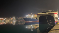 Βίντεο: Το Blue Star Delos, το πρώτο πλοίο στο λιμάνι του Πειραιά για το 2023