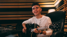 Victor Vernicos για Eurovision: «Ενθουσιάζομαι στη σκέψη ότι θα με δουν εκατομμύρια μάτια»